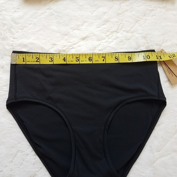 SKIMS Bralette & Underwear Set - Picture 4 of 9